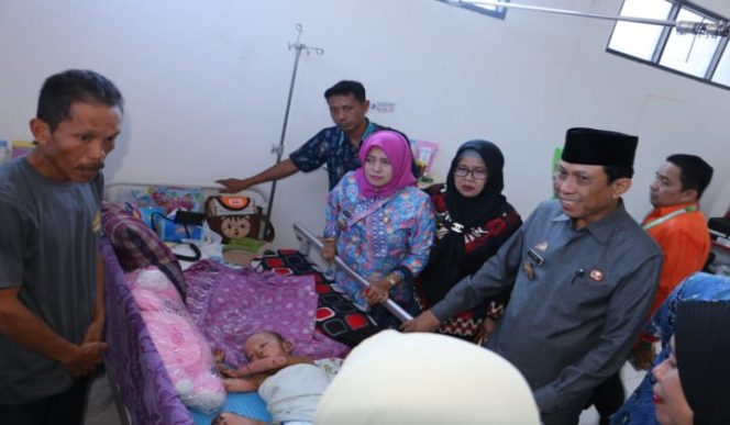 					Jelang Hari Korpri, Sekda Bulukumba Kunjungi Korban Tabung Gas Meledak