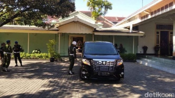 					Mobil yang mengantar JK di Kepatihan Yogyakarta. (detikcom)