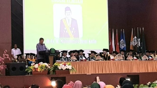 					Mantan Wakil Presiden Jusuf Kalla saat menyampaikan orasi ilmiah di acara Dies Natalis Universitas Islam Negeri (UIN) Alauddin Makassar yang ke-54, Rabu (13/11/2019).