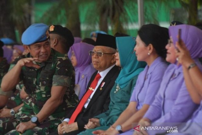 					Wakil Presiden Ma’ruf Amin dan Wury Estu Handayani mendapat penjelasan dari Komandan Pasukan Pengamanan Presiden (Paspampres) Mayjen TNI Maruli Simanjuntak (kiri) di Markas Komando Paspampres Jakarta, Jumat (1/11/2019). (Asdep Komunikasi dan Informasi Publik Setwapres)