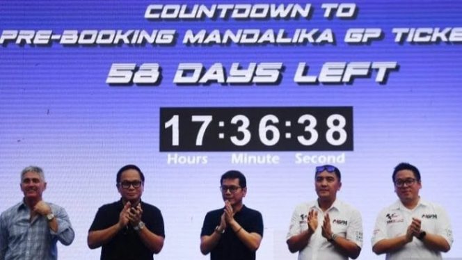 					Hitung mundur pemesanan awal tiket MotoGP Indonesia 2021 sebanyak 20.000 tiket mulai 20 Januari 2020 di Lot 16 SCBD, Jakarta, Sabtu (23/11). (Antara/Akbar Nugroho Gumay)