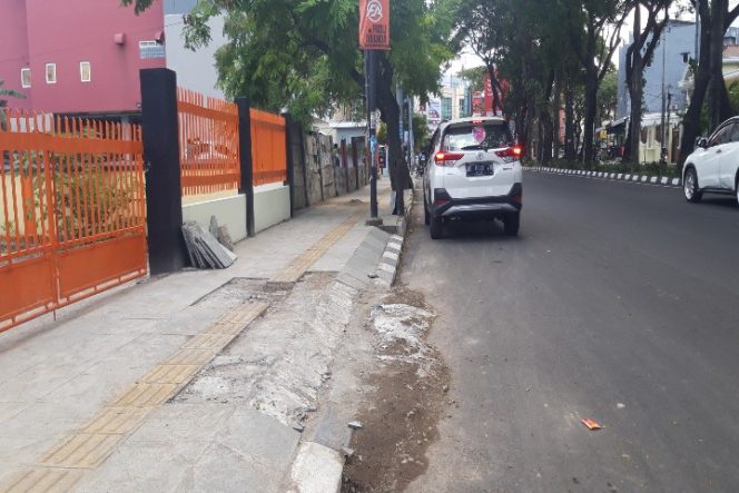 					Serap Rp19,5 M Pedestrian & Rehab Jalan Hertasning Mulai Retak, Bina Marga Sulsel Disorot