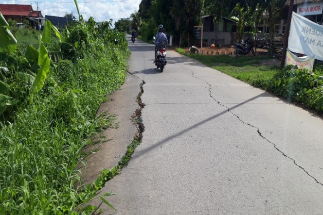 					Proyek Jalan Beton Dinas PU Makassar Rusak Parah