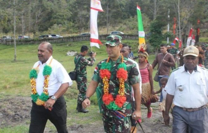 					Dandim 1702/Jayawijaya Letkol Inf Candra Dianto (tengah) bersama Wabup Jayawijaya Marthin Yogobi (kiri) dan seorang Kepala Distrik (kanan). (Antara/Marius Frisson Yewun)