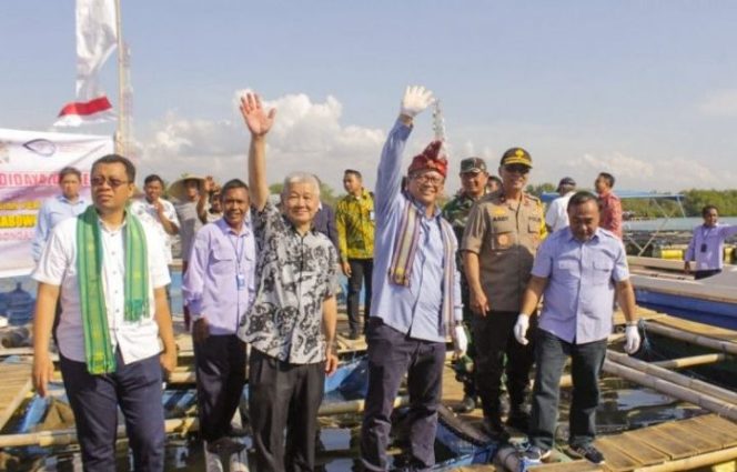 					Menteri Kelautan dan Perikanan, Edhy Prabowo didampingi Gubernur Nusa Tenggara Barat (NTB), H. Zulkieflimansyah saat meninjau dan berdialog dengan para nelayan di pusat budidaya lobster dan bawal bintang di Teluk Elong Kabupaten Lombok Timur, Nusa Tenggara Barat (NTB), Kamis (26/12/2019). (ANTARA/Nur Imansyah).