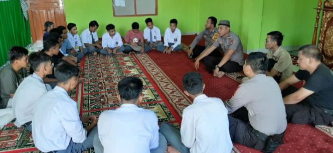					Personel Polsek Bangkala berikan pesan kamtibmas kepada pelajar. (BERITA.NEWS/Muh Ilham). 