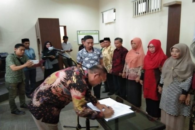 					Bupati Luwu, H. Basmin Mattayang kembali melakukan mutasi diawal bulan desember tahun ini. Ada 10 guru yang dipromosi dan diberi tugas tambahan sebagai kepala sekolah.