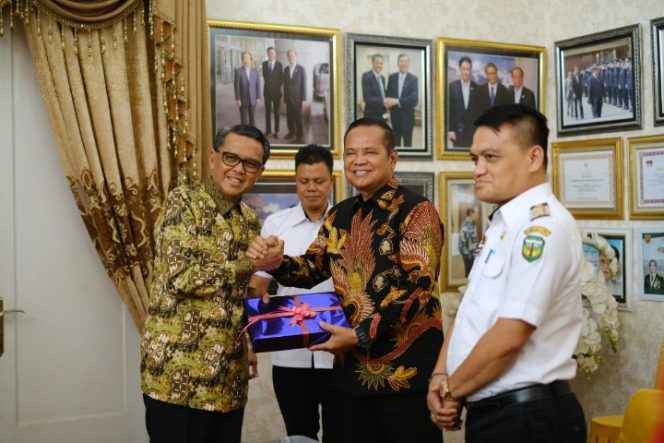 					Bupati Basmin Bersama SBj Serahkan Dokumen Pendukung DOB Luwu Tengah