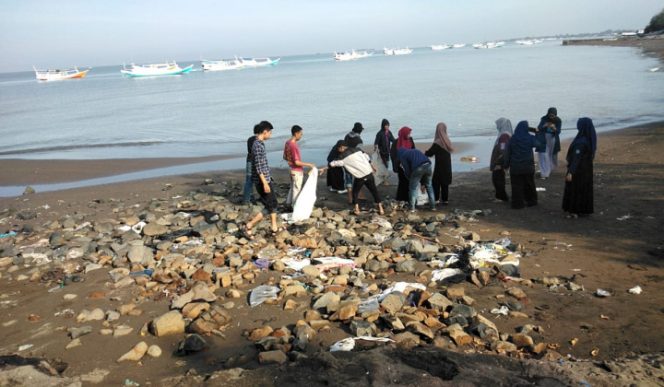 					Hipermata Komisariat Unismuh Makassar Pungut Sampah bersama warga sekitar.(BERITA.NEWS/Sahabuddin Jaya). 