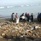 Hipermata Komisariat Unismuh Makassar Pungut Sampah bersama warga sekitar.(BERITA.NEWS/Sahabuddin Jaya).
