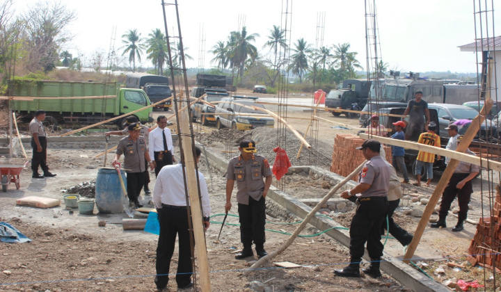 AKBP Syamsu Ridwan cek pembangunan Ruang pelayanan Publik Polres Bulukumba. (BERITA.NEWS/IL).