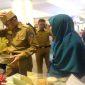 Nurdin Abdullah Meninjau Stand Pameran Kabupaten Takalar. (foto:Humas Pemda Takalar). ﻿