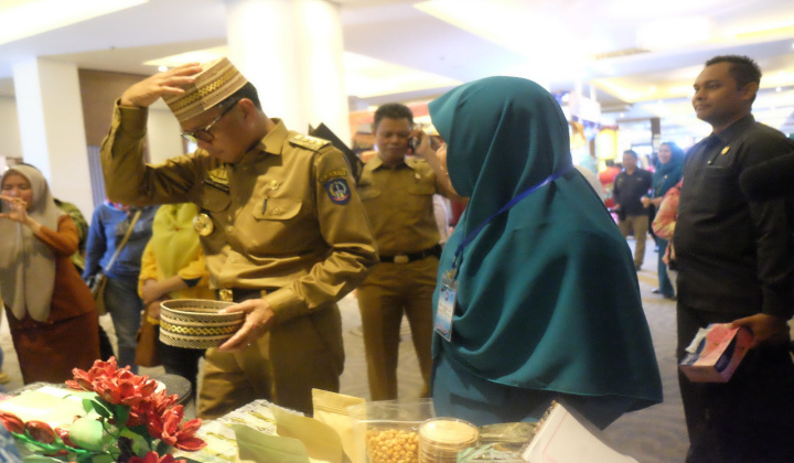 Nurdin Abdullah Meninjau Stand Pameran Kabupaten Takalar. (foto:Humas Pemda Takalar). ﻿