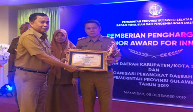 					Abd Wahab menerima penghargaan juara 1 GAFI. (BERITA.NEWS/Sahabuddin Jaya). 