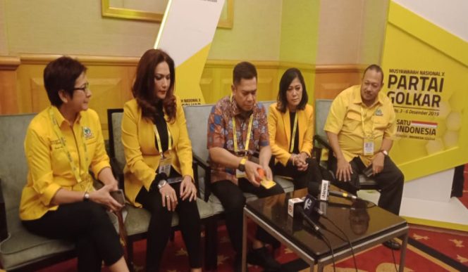 					Tengah baju batik ketua penyelenggara Munas Golkar, Adies Kadir bersama para panitia. (BERITA.NEWS/LIN). 