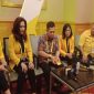 Tengah baju batik ketua penyelenggara Munas Golkar, Adies Kadir bersama para panitia. (BERITA.NEWS/LIN).