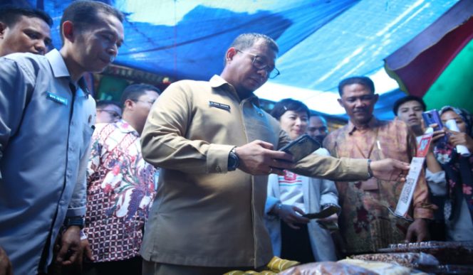 					Pj Wali Kota Makassar Iqbal Suhaeb saat menyisir pasar pa'baeng-baeng. (BERITA.NEWS/Ratih Sardianti Rosi). 