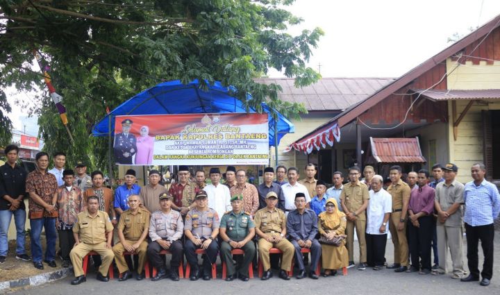 Foto bersama Kapolres Bantaeng bersama Tomas di Kecamatan Bantaeng. (BERITA.NEWS/Saharuddin).