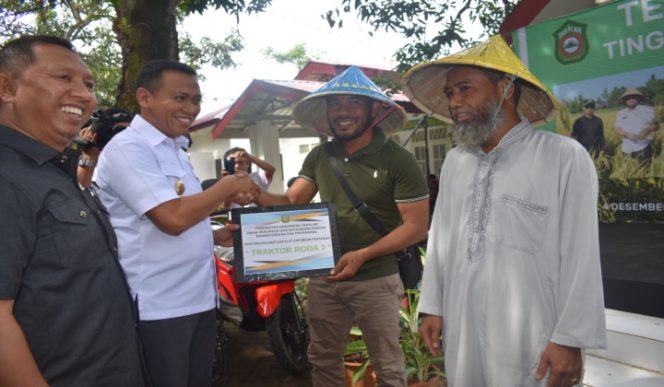 					Bupati Takalar Syamsari Kitta (Baju Putih) Bagi Gratis Bibit padi dan Alsintan pada Petani. (BERITA.NEWS/Sahabuddin Jaya). ﻿