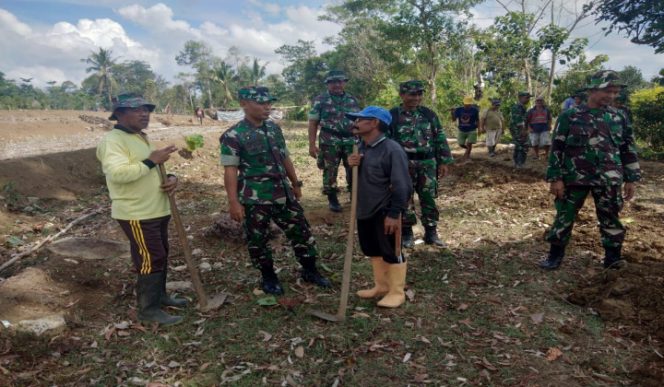					Dandim 1411 Bulukumba bersama masyarakat rilau ale kerja bakti. (BERITA.NEWS/IL). 