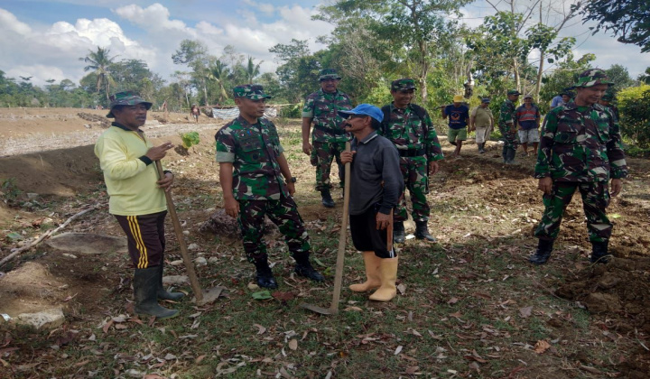 Dandim 1411 Bulukumba bersama masyarakat rilau ale kerja bakti. (BERITA.NEWS/IL).