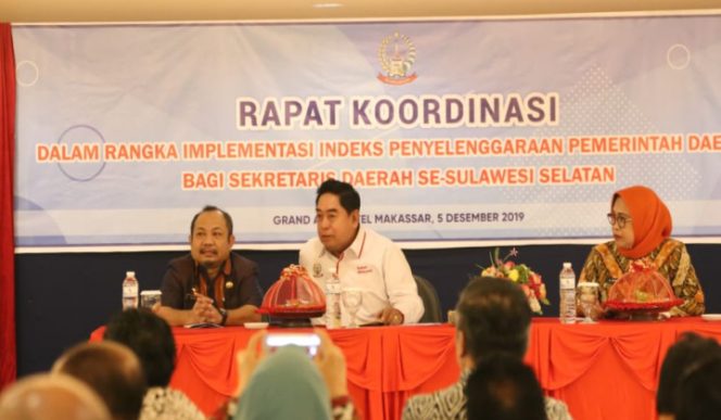 					Asisten III Tautoto Tanaranggina samping kiri Sekda Sulsel Abdul Hayat Gani. (BERITA.NEWS/Andi Khaerul). 