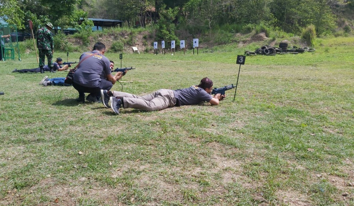 Pelaksanaan latihan menembak semester II tahun 2019 di lapangan tembak Kodim 1405/Mlts. (BERITA.NEWS/Wahyu Adi Saputra).