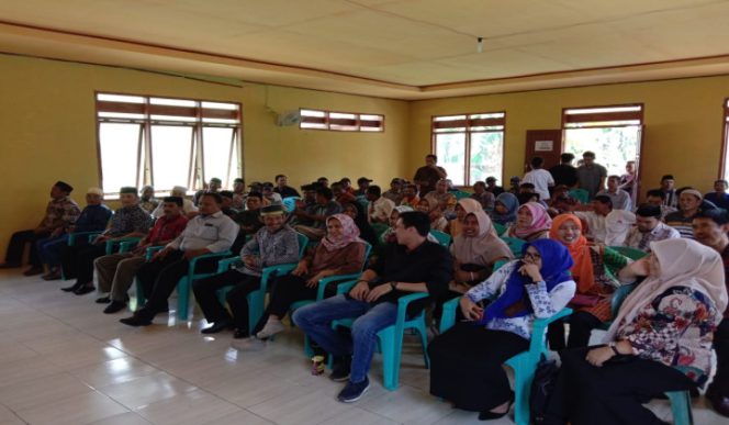 					Ratusan Masyarakat Ko'mara yang berada di kantor Desa Ko'mara Kecamatan Polut. (BERITA.NEWS/Sahabuddin Jaya).  