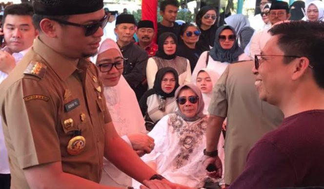 					Tomy satria yulianto baju merah berhadapan Adnan Adnan Purichta Ichsan. (BERITA.NEWS/IL). 