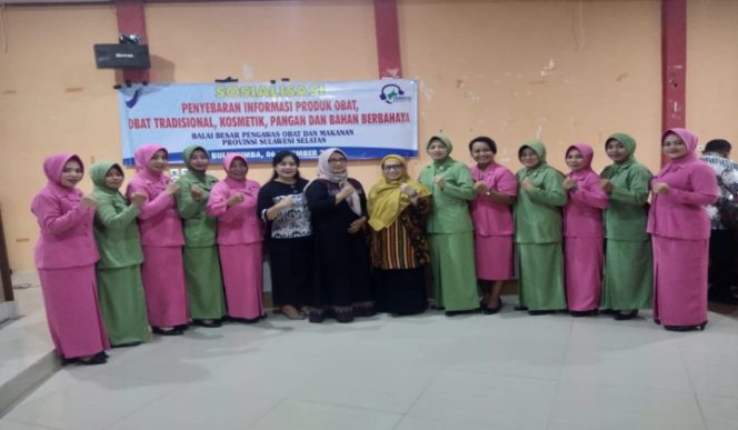 					Ny Anita Purnamaningsi poto bersama Hadiri Kegiatan Sosialisasi Keamanan Obat Tradisional. (BERITA.NEWS/IL). 