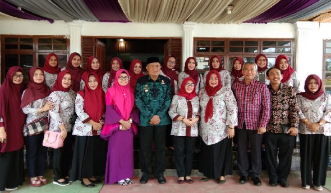 					Tim pengerak PKK Polman poto bersama Bupati Bulukumba. (BERITA.NEWS/IL). 