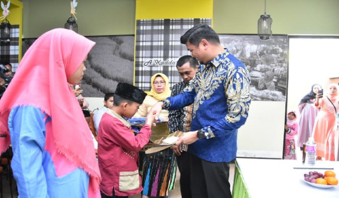 					Penyerahan beasiswa pendidikan oleh Bupati Gowa, Adnan Purichta Ichsan kepada puluhan anak yatim. (BERITA.NEWS/Putri). 