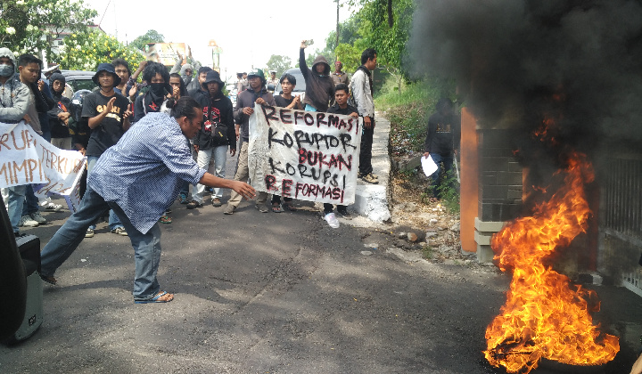 Mahasiswa dan masyarakat yang tergabung dalam Gempar melakukan aksi unjuk rasa di depan kantor wali kota Parepare. (BERITA.NEWS/Wahyu Adi Saputra).