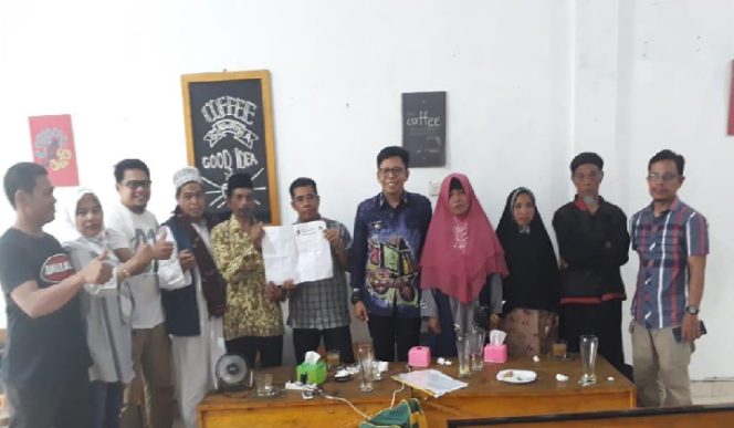 					Wakil Bupati Bulukumba Ke Lima dari kanang bersama warga Na'na. (BERITA.NEWS/IL). ﻿