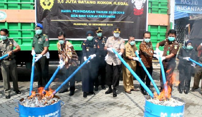 					Pemusnahan Rokok ilegal dan liquid vape di halaman pelabuhan nusantara kota Parepare. (BERITA.NEWS/Wahyu Adi Saputra). 