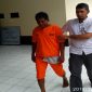 Pelaku saat digiring polisi. (BERITA.NEWS/Sahabuddin Jaya).
