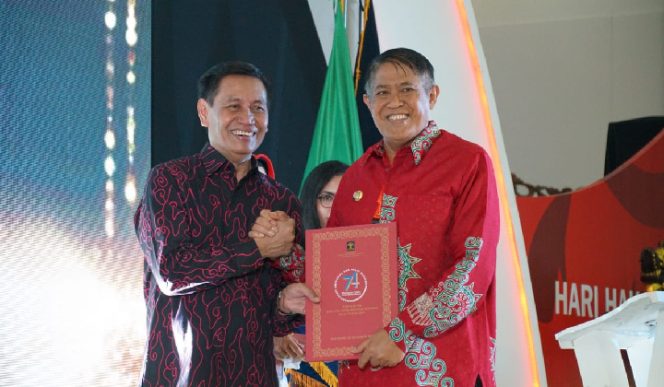 					Bupati Bulukumba (Batik merah) menerima penghargaan peduli HAM. (BERITA.NEWS/IL). 