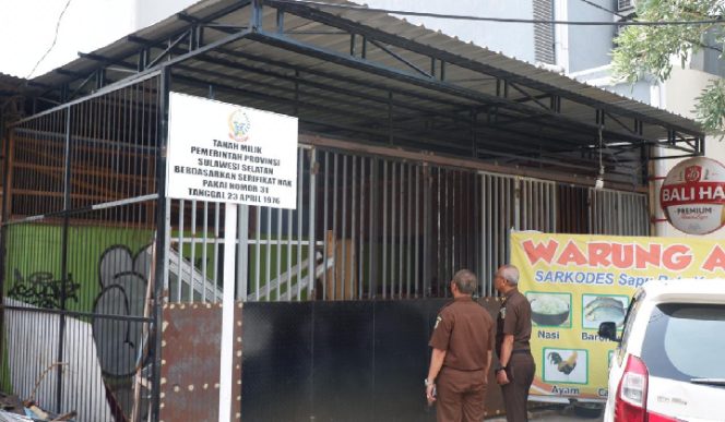 					Penertiban Aset Pemprov Sulsel dijalan Karunrung. (BERITA.NEWS/Andi Khaerul). 