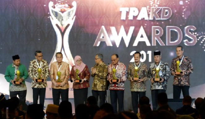 					Gubernur Sulsel HM Nurdin Abdullah (kedua dari kiri) menghadiri Rakor nas TPAKD di Jakarta. (BERITA.NEWS/foto : Humas Pemprov Sulsel). 