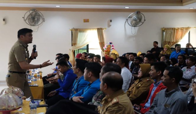 					Bupati Gowa, Adnan Purichta Ichsan dihadapan peserta Raker KNPI. (BERITA.NEWS/Putri). 