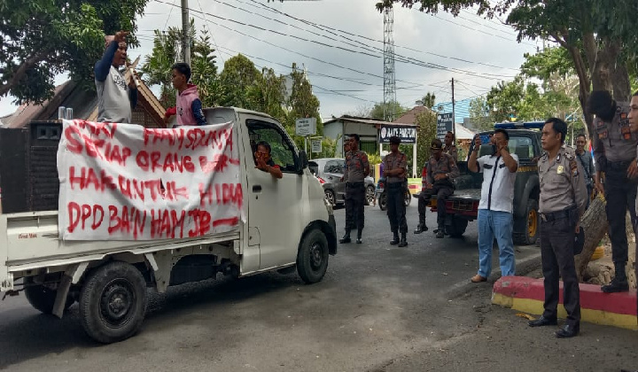 Anggota BAIN HAM RI unjuk rasa depan kantor bupati Jeneponto. (BERITA.NEWS/Muh Ilham).