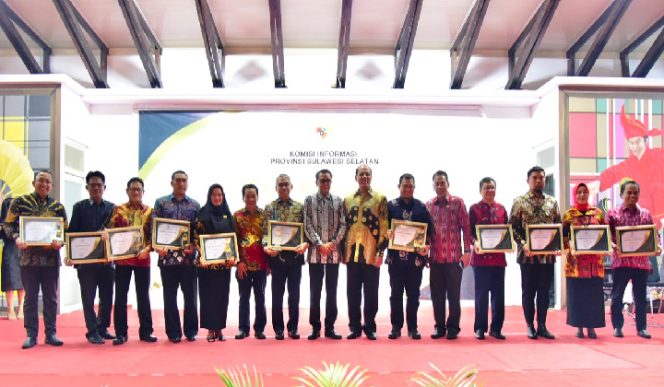 					Gubernur Sulsel saat Penyerahan Penghargaan Keterbukaan Informasi. (BERITA.NEWS/Andi Khaerul). 