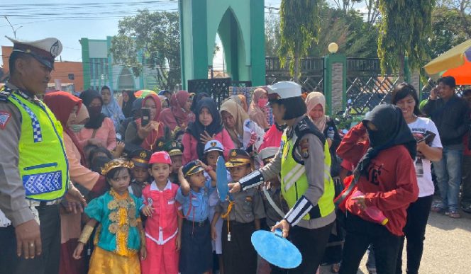 					Satlantas Polres Takalar berikan materi tertib lalulintas usia dini . (BERITA.NEWS/Sahabuddin Jaya). 