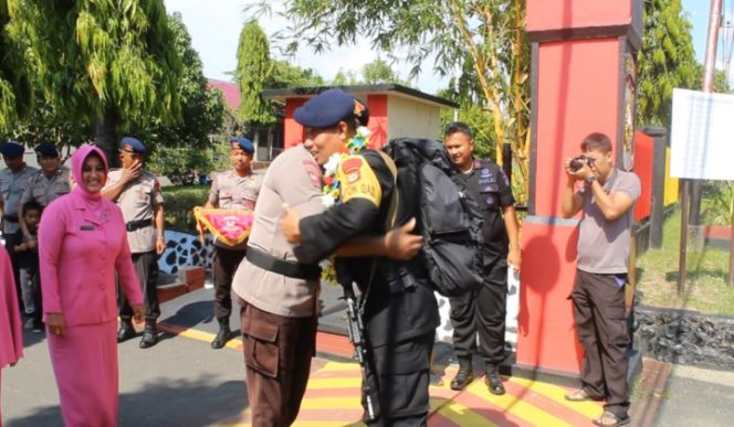 					Penyambutan personil Batalyon B Pelopor Parepare telah bertugas di Papua. (BERITA.NEWS/Wahyu Adi Saputra). 
