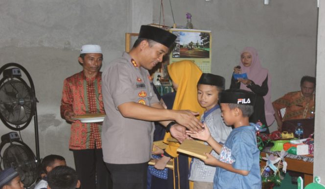 					Kapoleres Bulukumba Menyerahkan Hadia ke santri TPA As Sadiyah. (BERITA.NEWS/IL). 