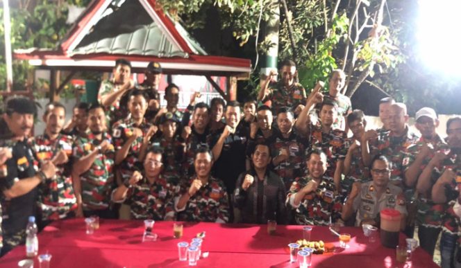 					Kapolres Gowa (tengah baju batik) Foto bersama anggota LMP Macab Gowa. 