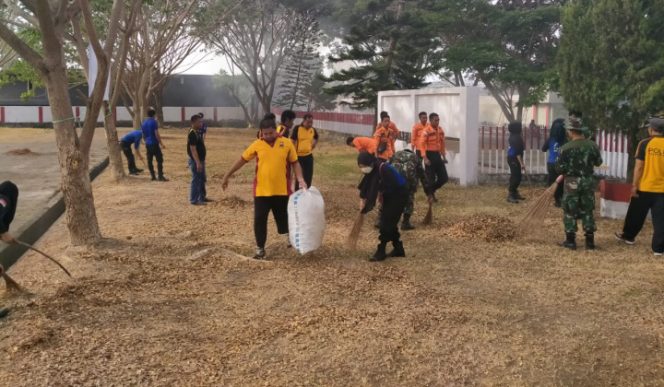 					Personil  Kodim 1411 Bulukumna dan Polres Bulukumba Bersihkam TMP Taccorong. (BERITA.NEWS/IL). 