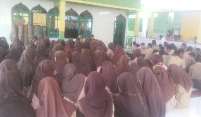 					Suasana sosialisasi anti Narkoba yang digelar di SMA 2 Bantaeng oleh Satres Narkoba Bantaeng. (BERITA.NEWS/Saharuddin). 