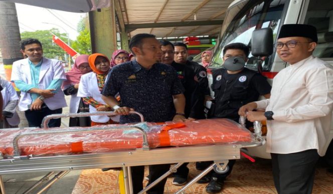 					 Ilham Azikin didampingi Kasia kesehatan, Dr. Andi Ihsan saat melaunching armada baru PSC 119. (BERITA.NEWS/Saharuddin).  