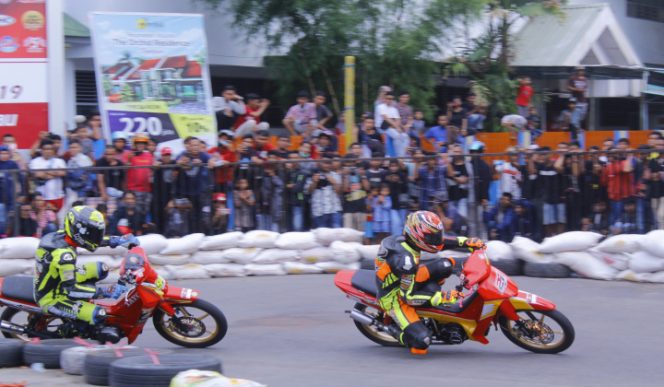 					Aksi Pembalap di ajang Kejurda Seri IV R2 Kapolda dan Wali Kota Cup di Sirkuit Lapangan Andi Makkasau Parepare. (BERITA.NEWS/Wahyu Adi Saputra). 